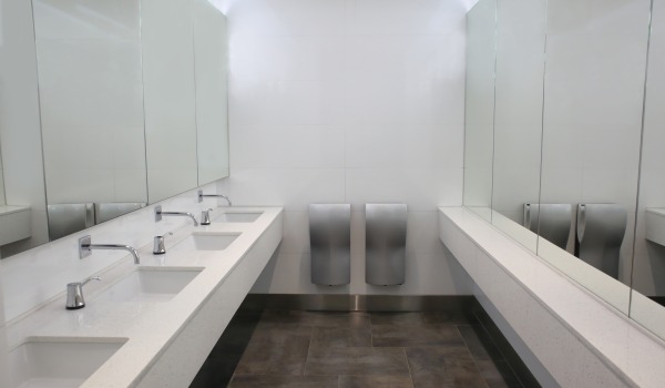 Uredski WC — koja oprema bi se u njemu trebala naći?